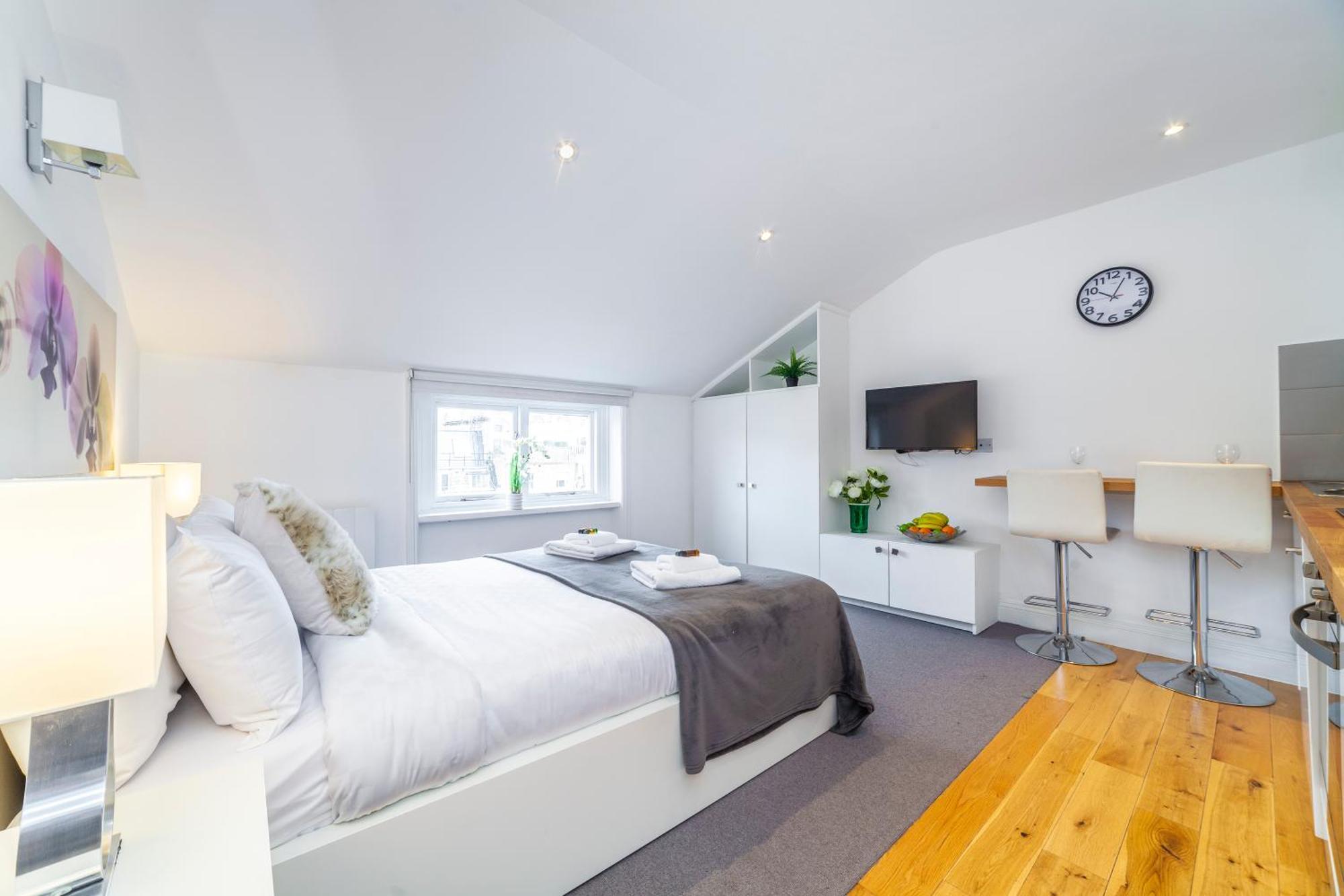 Amazing Modern Studio, Prestigious Paddington Apartment London